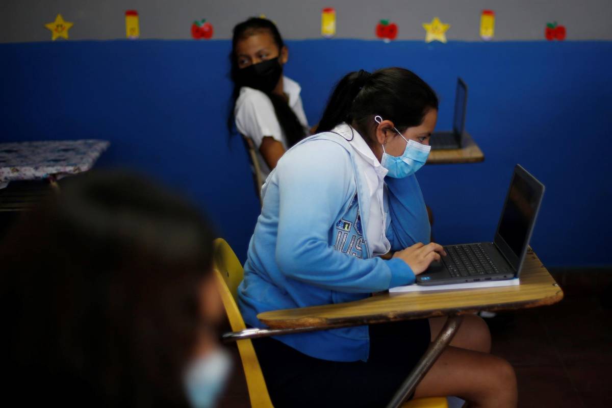 Después de dos años, mascarillas dejarán de usarse en escuelas de Perú