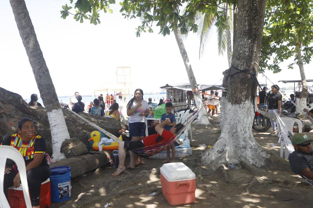 Cientos de hondureños disfrutan del Sol y la arena en las playas de Puerto Cortés