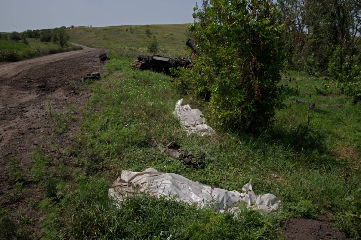 Los cuerpos de los soldados rusos en las afueras de la aldea ucraniana de Makarivka el 26 de julio de 2023. Las unidades compuestas por convictos se han convertido en una de las piedras angulares de la estrategia militar rusa.