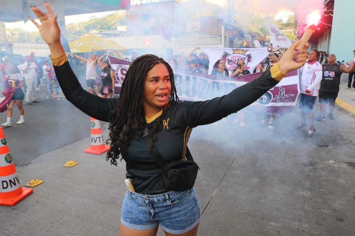 ¡Nadie lo esperaba! Barras de Olimpia y Saprissa protagonizan insólito momento en Tegucigalpa