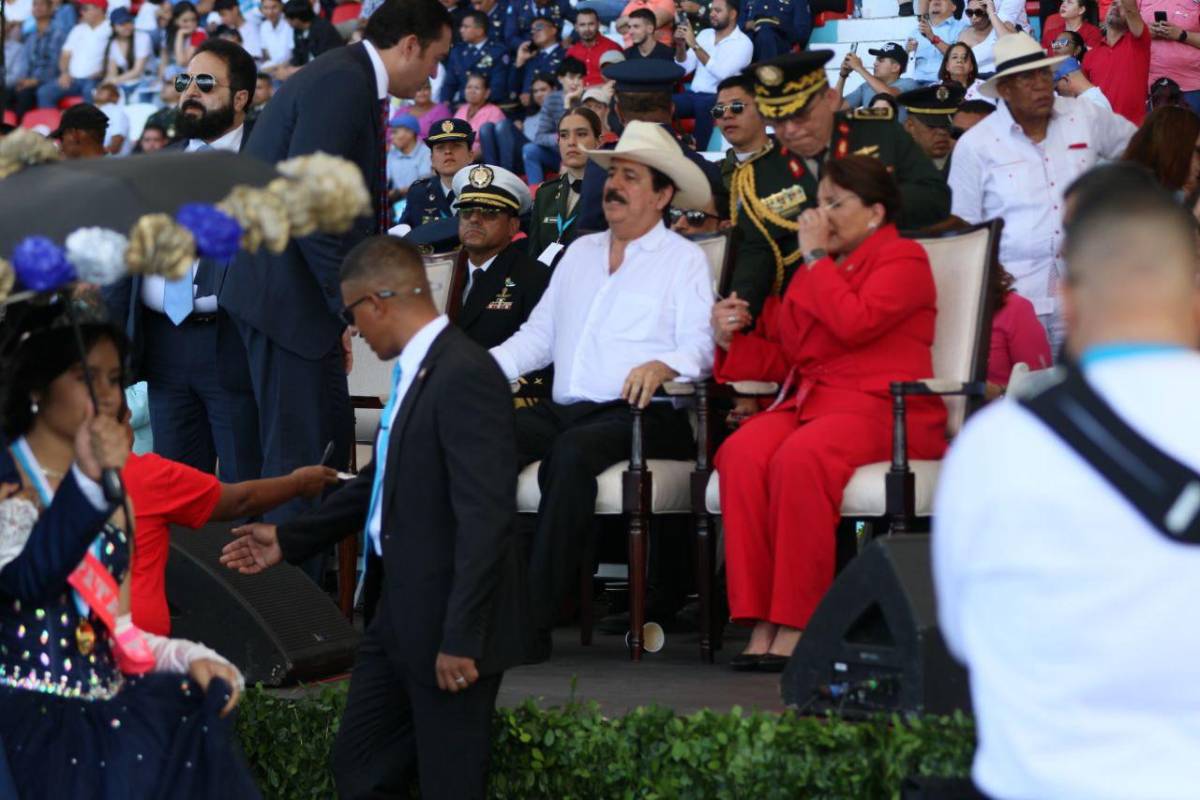 La presidenta hondureña también fue acompañada por su esposo, el expresidente Manuel Zelaya Rosales (2006-2009).