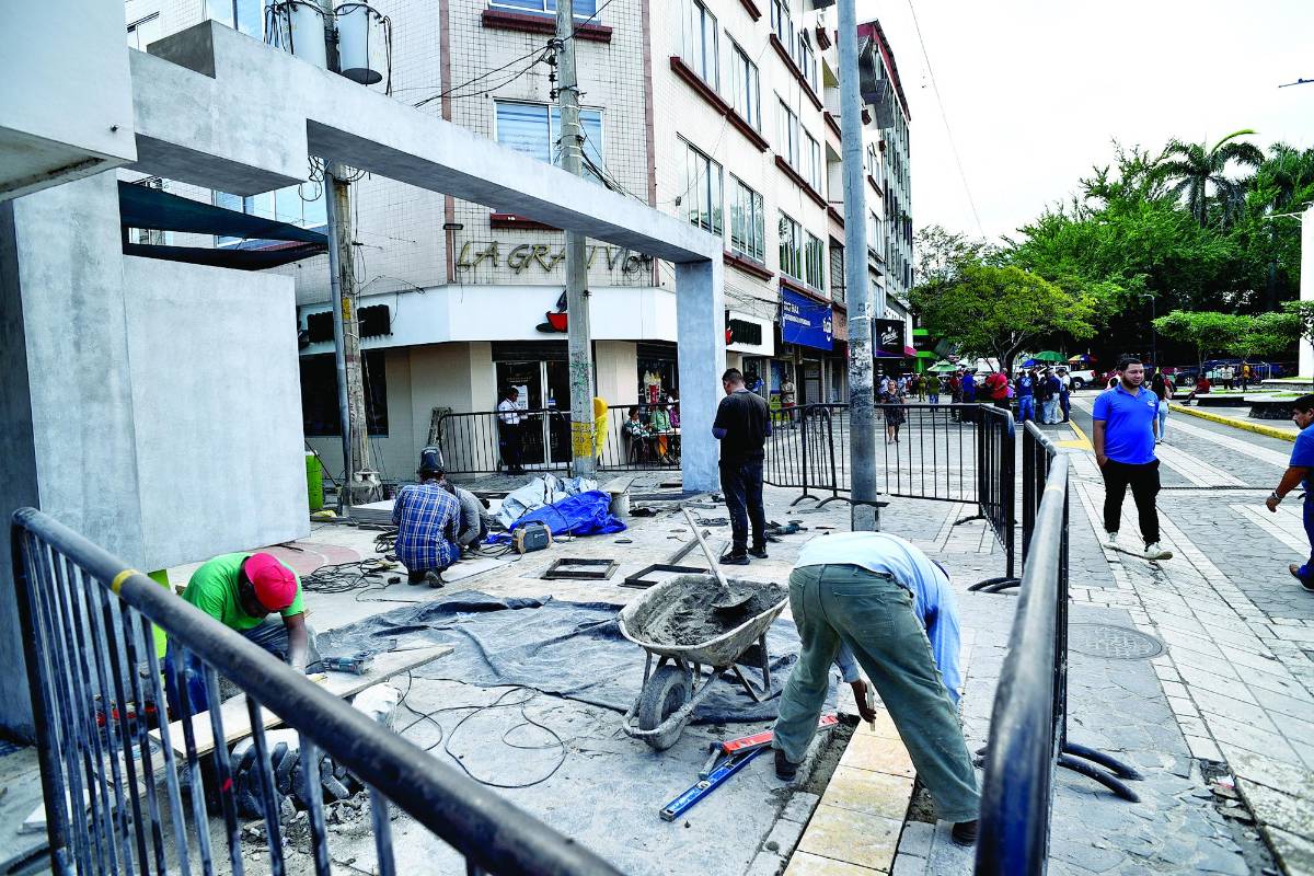 Los equipos municipales siguen trabajando. el alcalde contreras supervisó las labores.