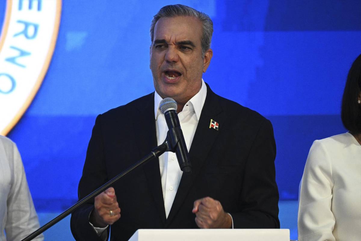 El presidente dominicano es reelecto para un segundo mandato marcado por Haití