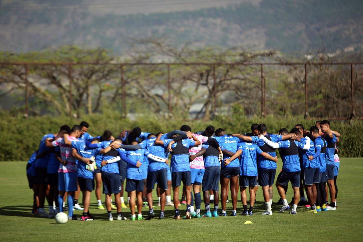El plantel del Motagua agradeció a Dios previo al entrenamiento.