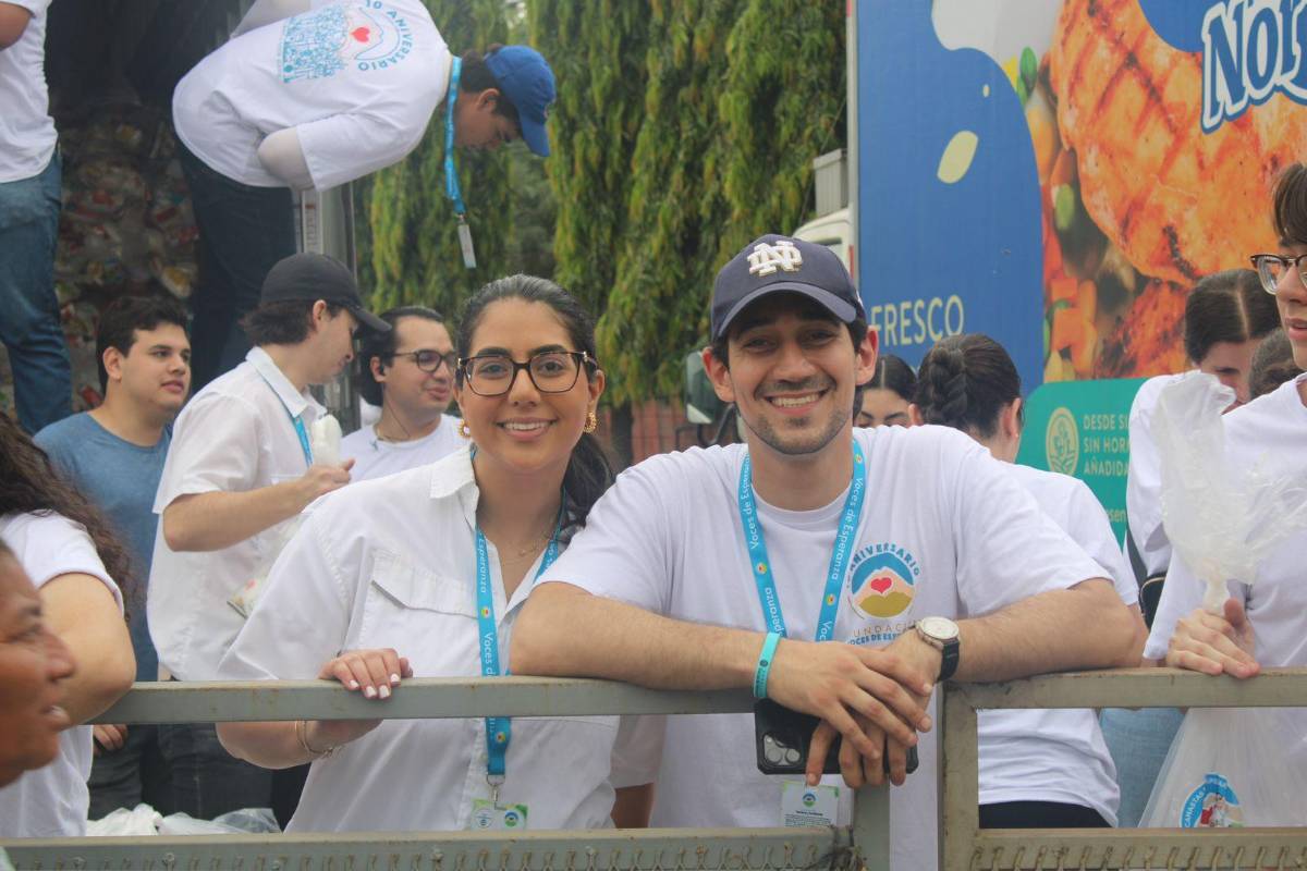 Líderes de Voces de Esperanza en la entrega de los víveres.