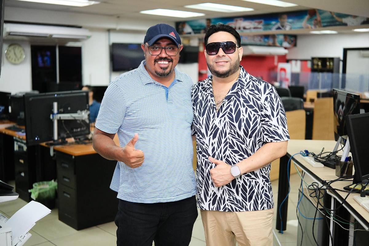 El Chaval de la Bachata se tomó algunas fotografías con los periodistas de LA PRENSA.