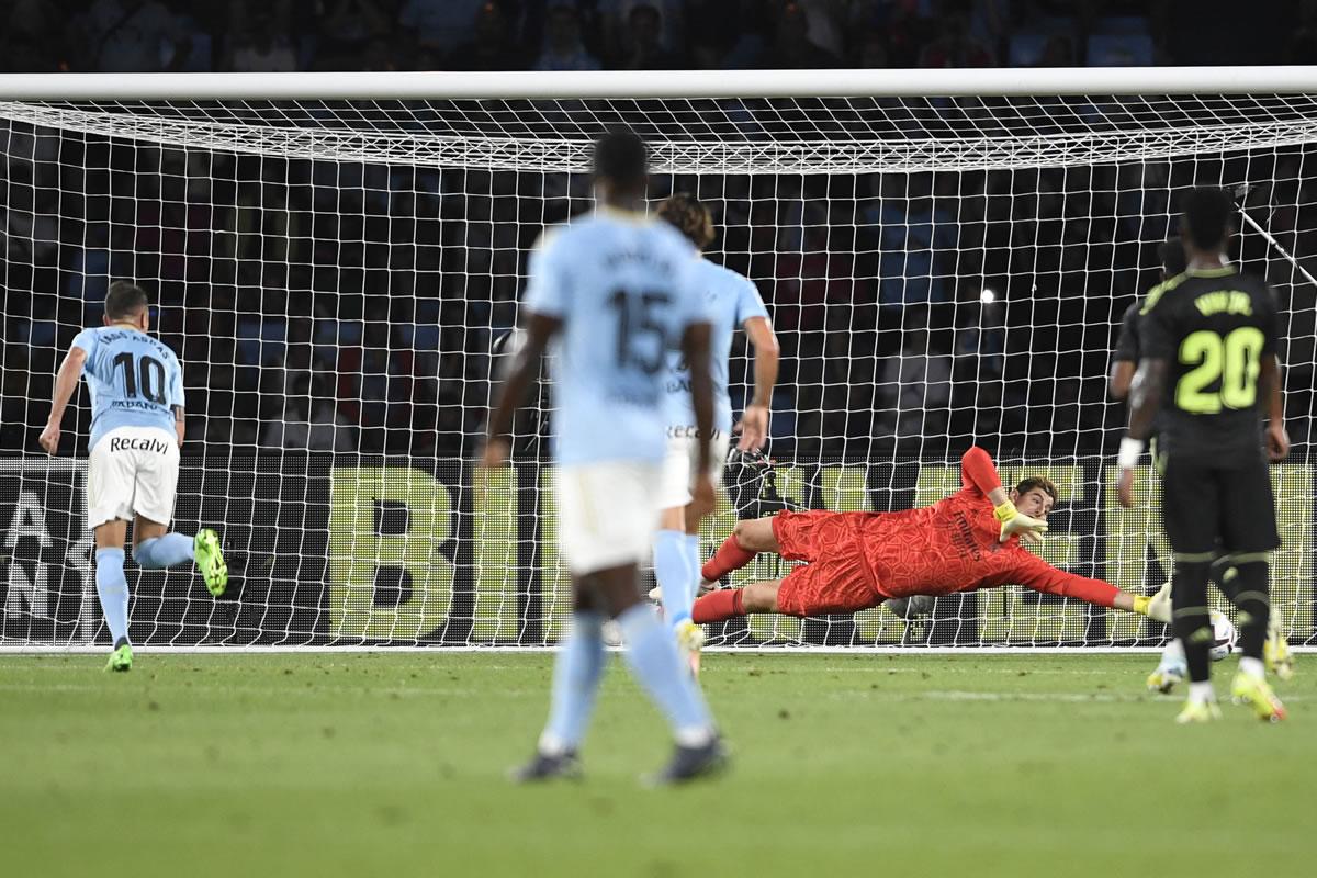 Thibaut Courtois se estiró pero no pudo parar el penal de Iago Aspas.