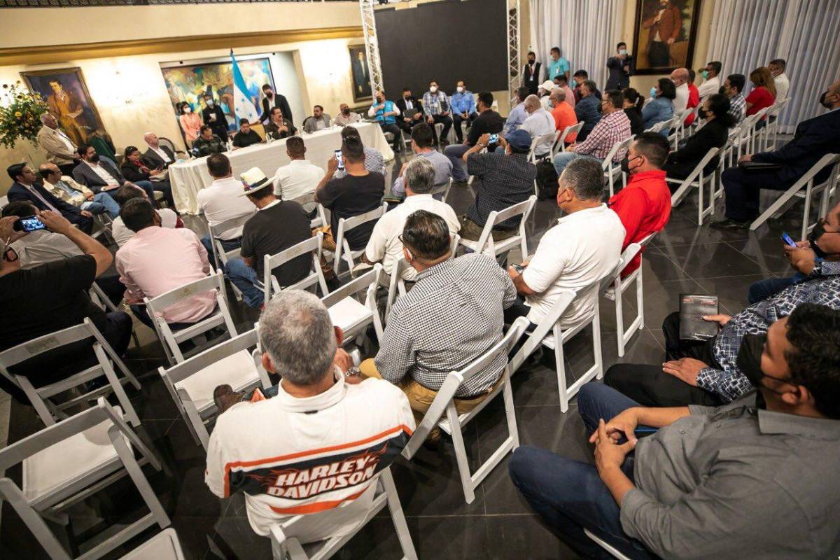 Una comisión gubernamental y transportistas abrieron el diálogo el jueves por la noche.