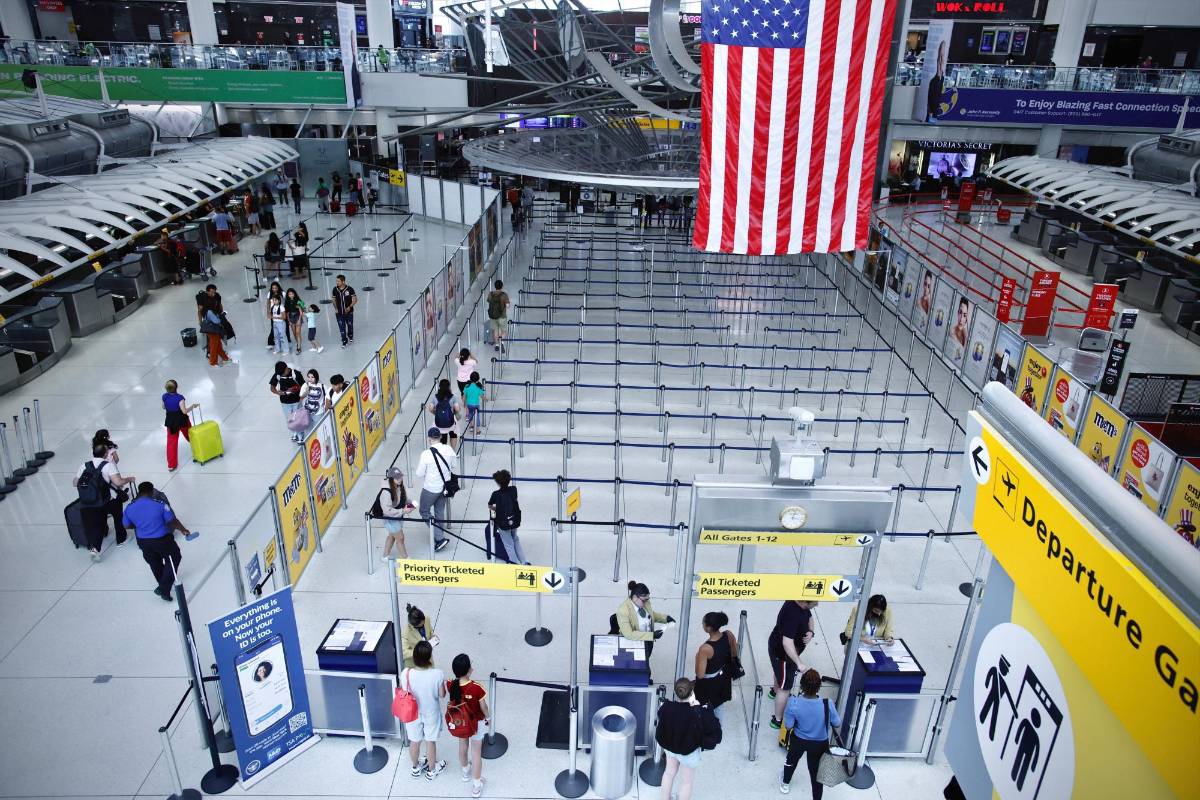 Desalojan terminal del aeropuerto JFK de Nueva York tras incendio