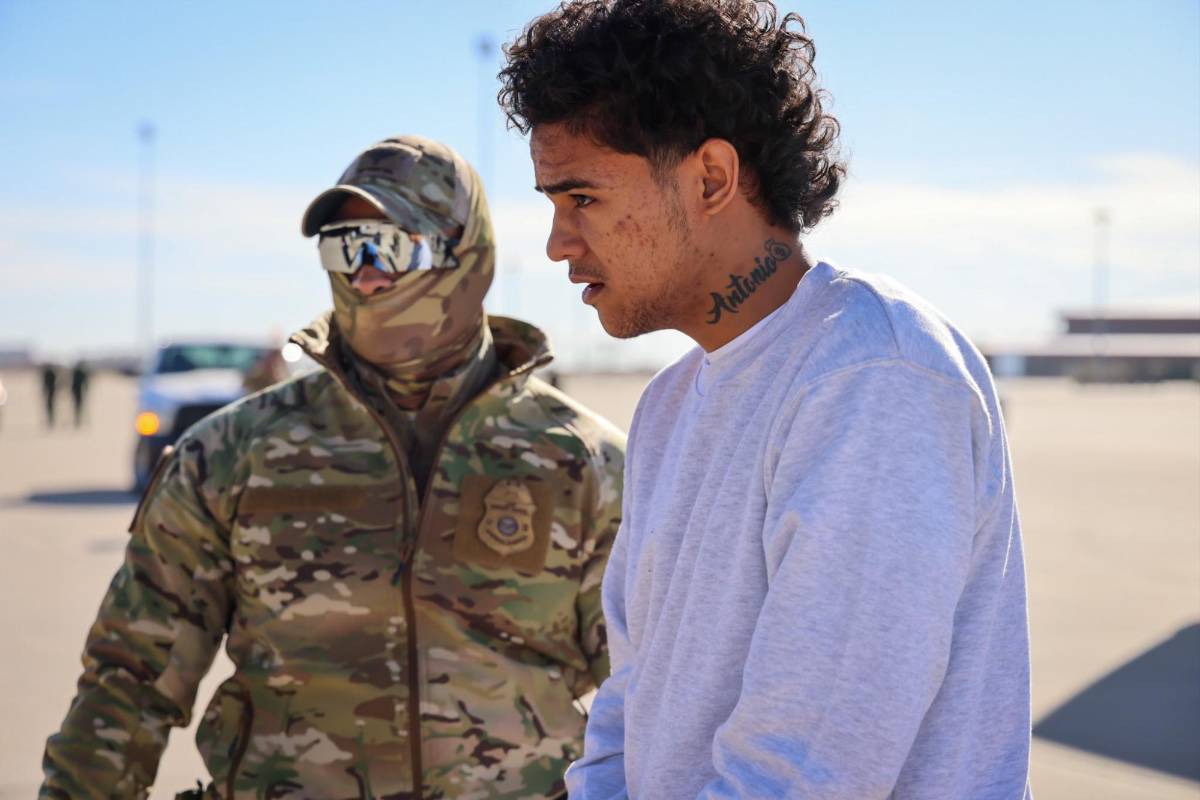 ”Lo peor de lo peor”: EEUU envía los primeros migrantes detenidos a Guantánamo