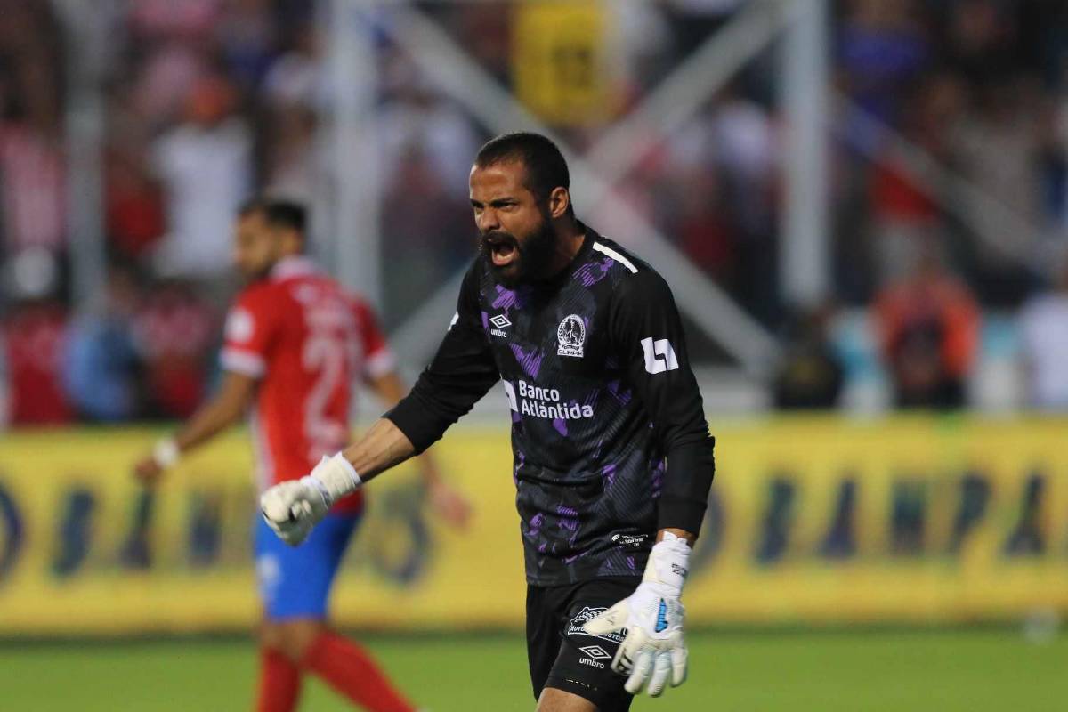 El portero Edrick Menjívar fue el mejor jugador en la final de ida.