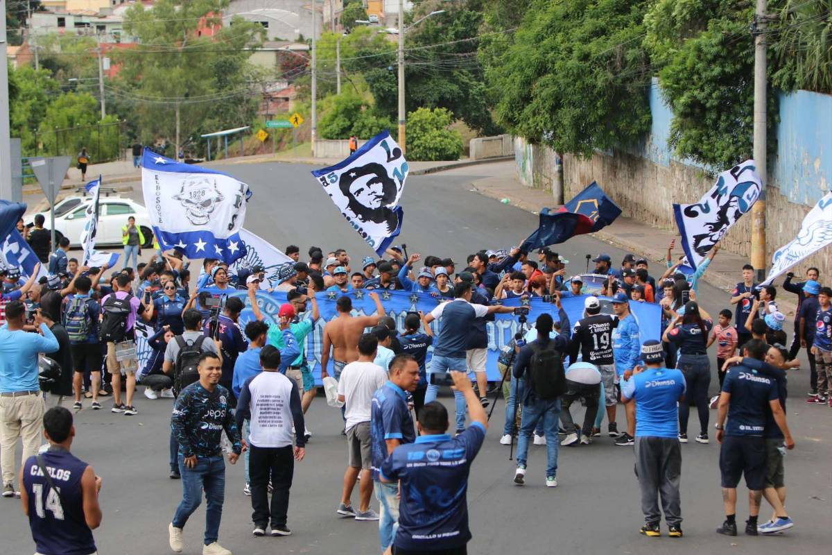 Momento de la llegada de la barra del Motagua al estadio Nacional.