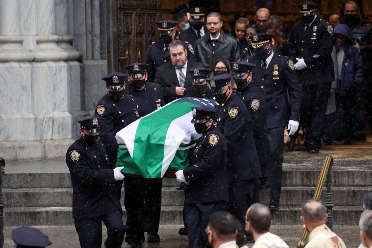 El ataúd del oficial de policía de Nueva York caído Jason Rivera es sacado de la Catedral de Saint Patrick el 28 de enero de 2022 en la ciudad de Nueva York.