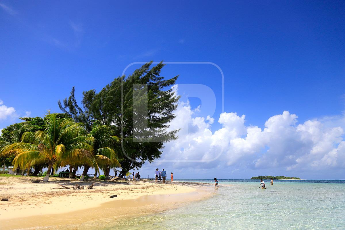 Este es el Cayo Nicolás y en su perímetro hay viejas y abandonadas instalaciones que dan cuenta de su pasado de apogeo turístico. Su playa es de las mejores.