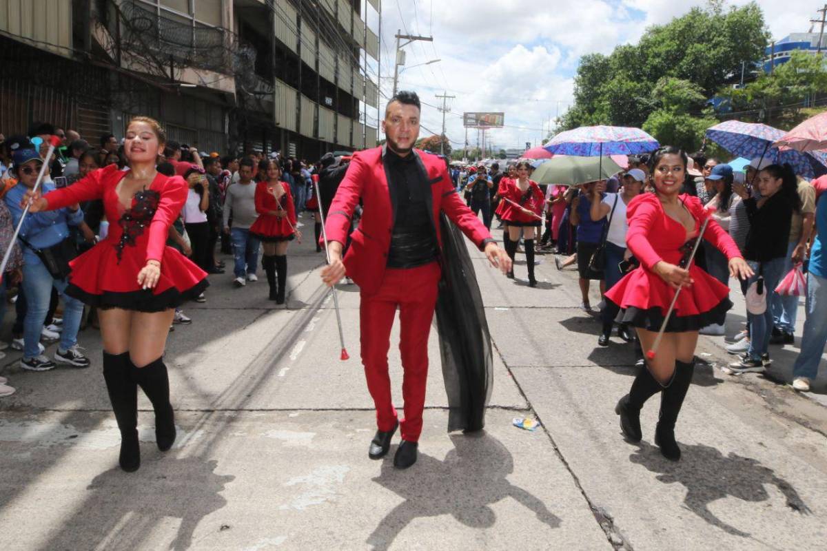 El instructor de palillonas que se volvió viral durante el desfile patrio