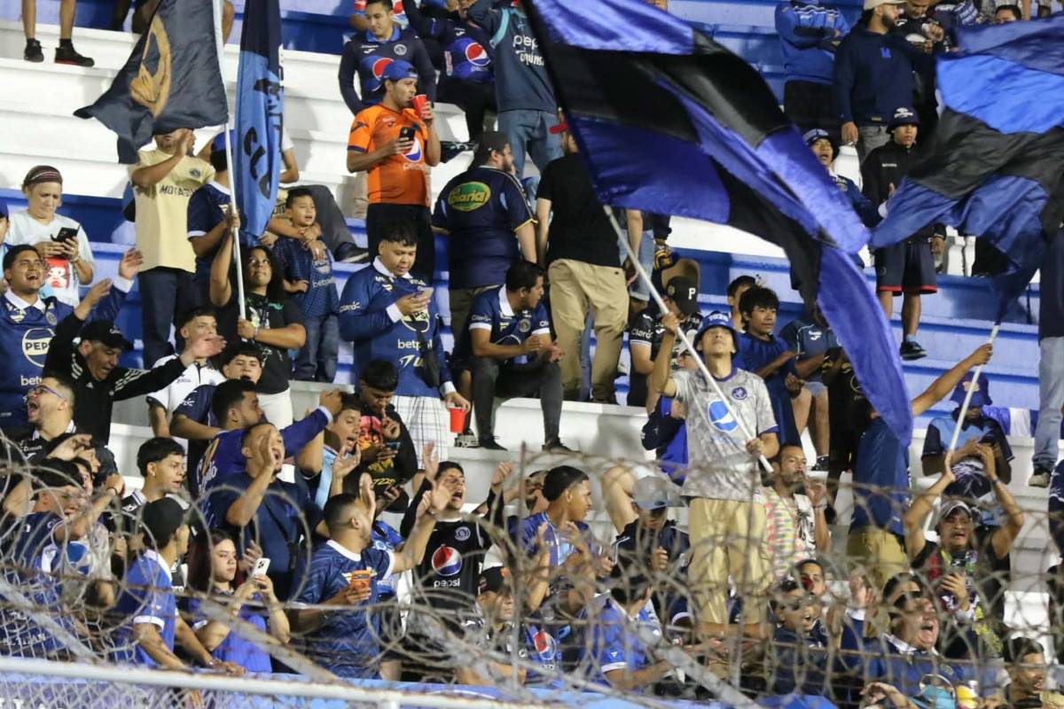 ¡Locura azul! Bellas chicas y una marea de aficionados del Alianza