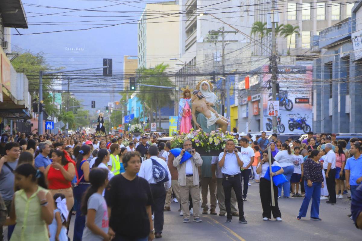 Miles de sampedranos acompañan procesión del Santo Entierro