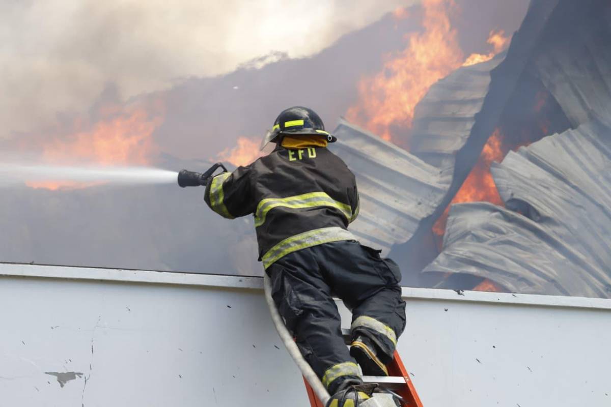 Impactantes imágenes del feroz incendio que arrasó con empresa en Choloma