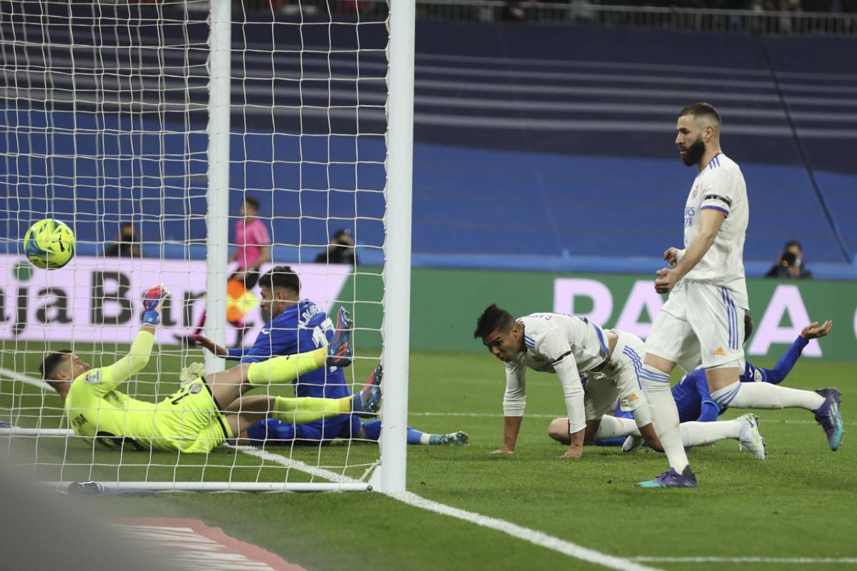 Casemiro de cabeza abrió el marcador. Foto EFE.