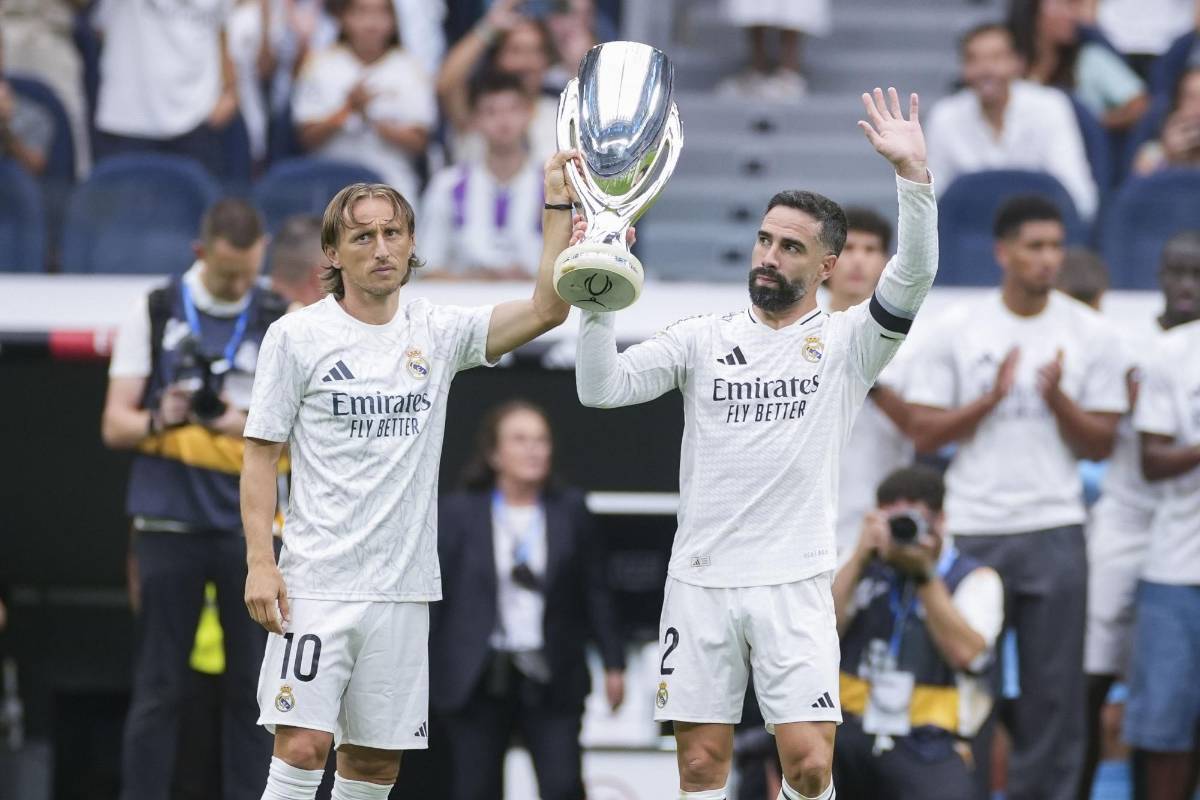 Luka Modric y Daniel Carvajal ofrecieron el trofeo de la Supercopa de Europa a la afición del Santiago Bernabéu.