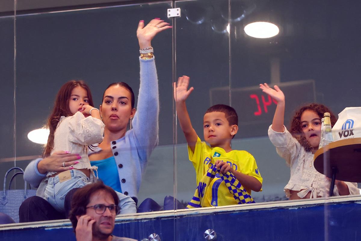 Georgina Rodríguez celebrando el gol de Cristiano Ronaldo junto a sus hijos.