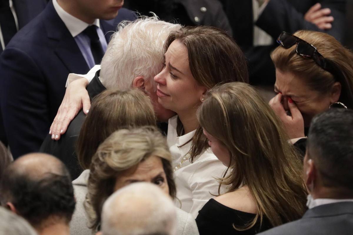 Los colombianos dan el último adiós a Uribe Turbay con flores blancas en el Capitolio