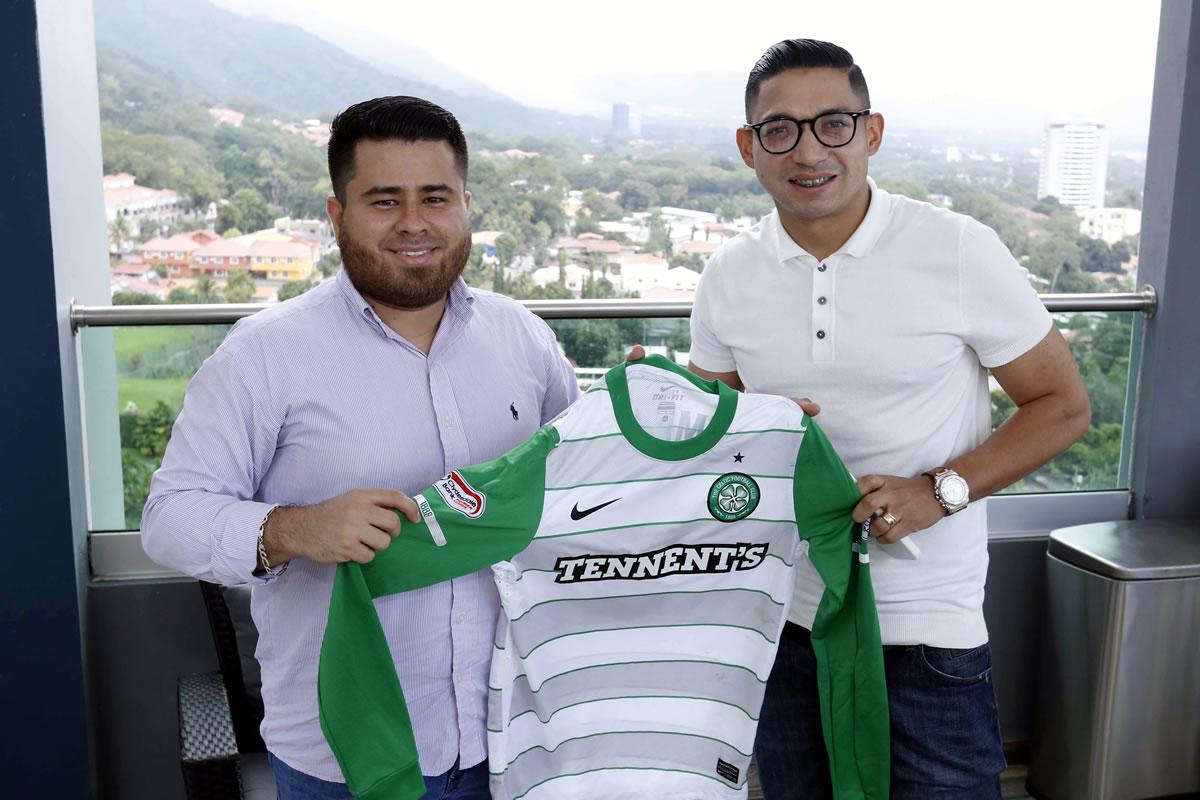 El periodista de Grupo OPSA, Gustavo Roca, entrevistó a Emilio Izaguirre y posaron con una camiseta del Celtic de Glasgow de Escocia.