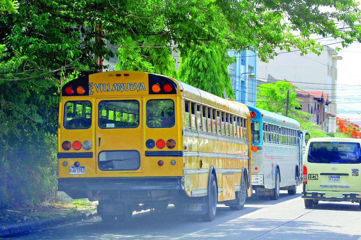Los buses ocupan un carril en la avenida Júnior y se estacionan a esperar a los pasajeros, es urgente poner orden.