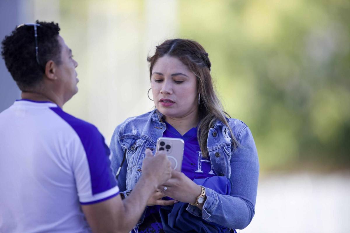 La 'chelita' que enamoró, ambiente y lindas chicas para el Honduras-Curazao