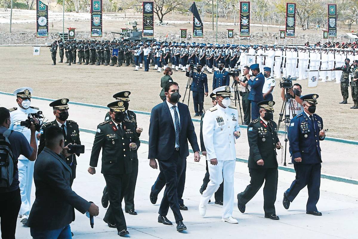 Remezón en las Fuerzas Armadas y asumen tres promociones