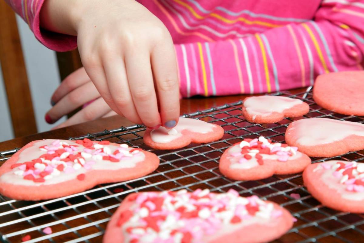 El hornear galletas es una linda tradición que pueden iniciar por San Valentín.
