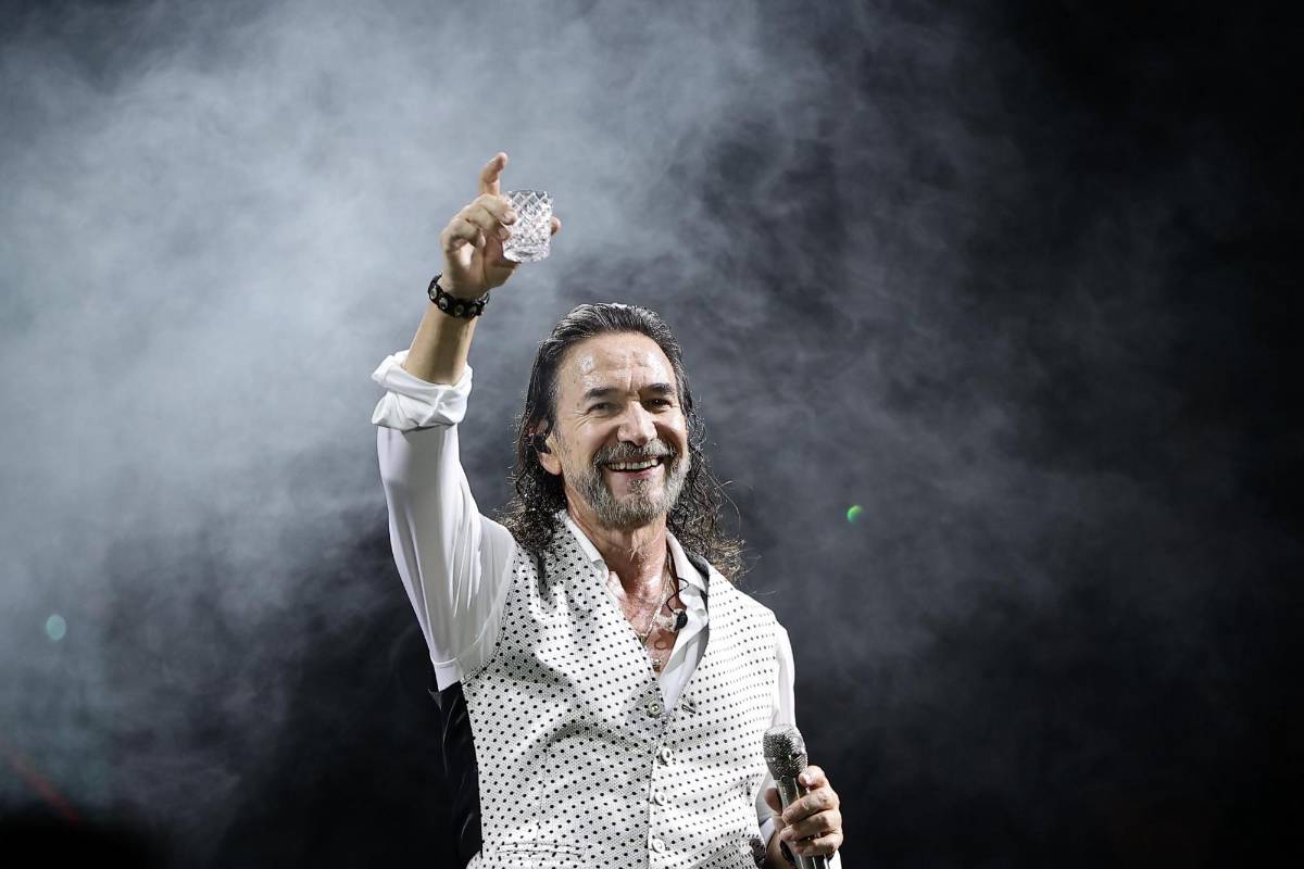 “El Buki” pone a llorar a los hondureños con una histórica “Navidad sin ti”