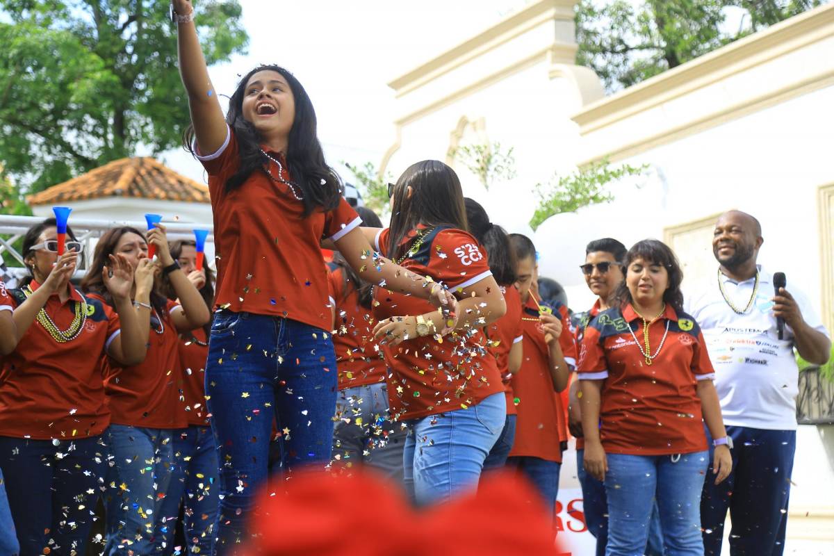 Alegre “Senior Entrance” de la Canaan Christian Academy