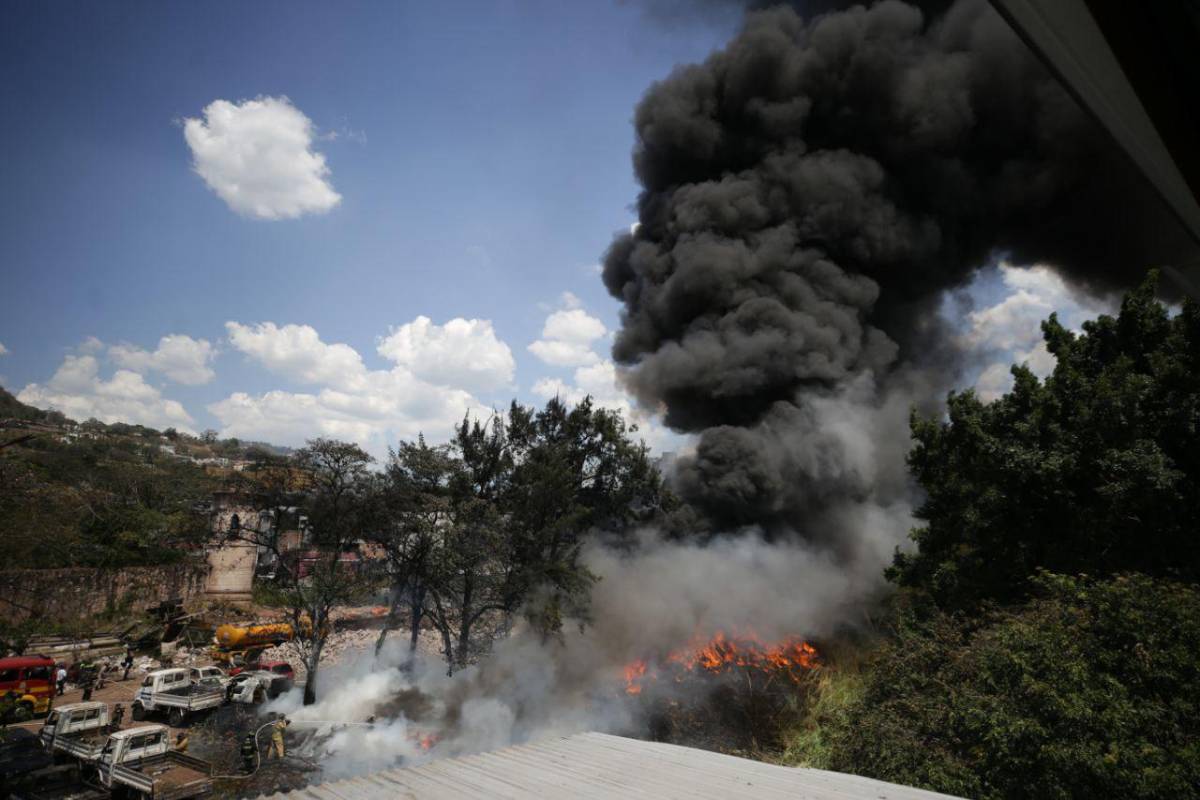 Más de 40 carros decomisados son consumidos por incendio en Tegucigalpa