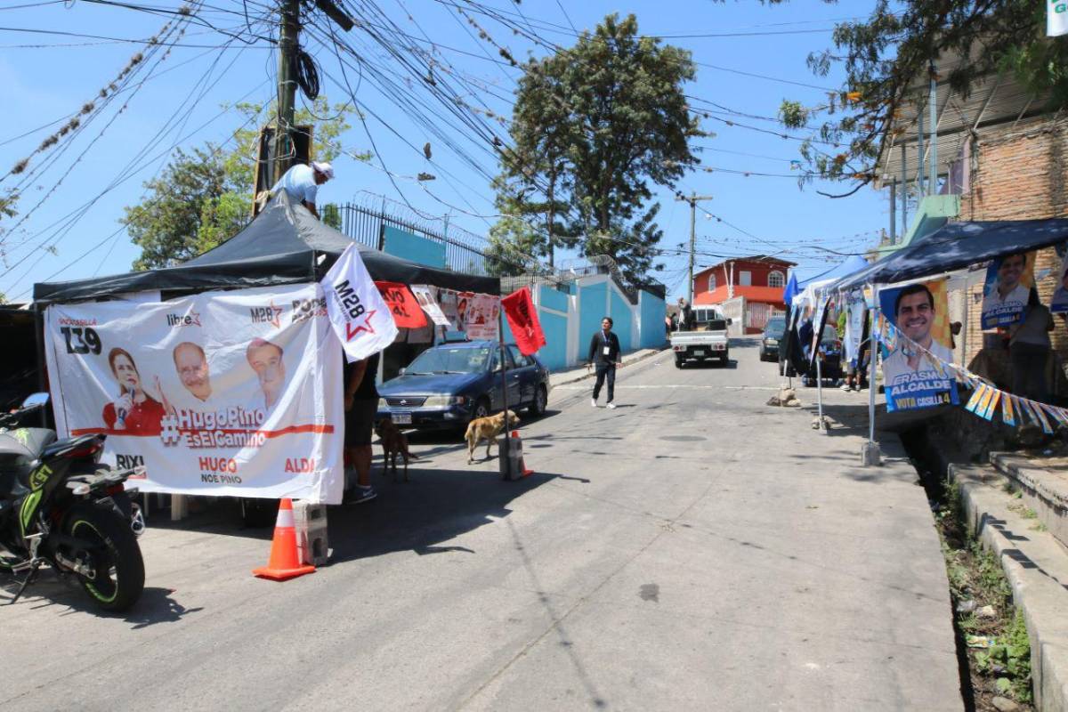 Reinstalan carpas con propaganda previo a elecciones en Tegucigalpa