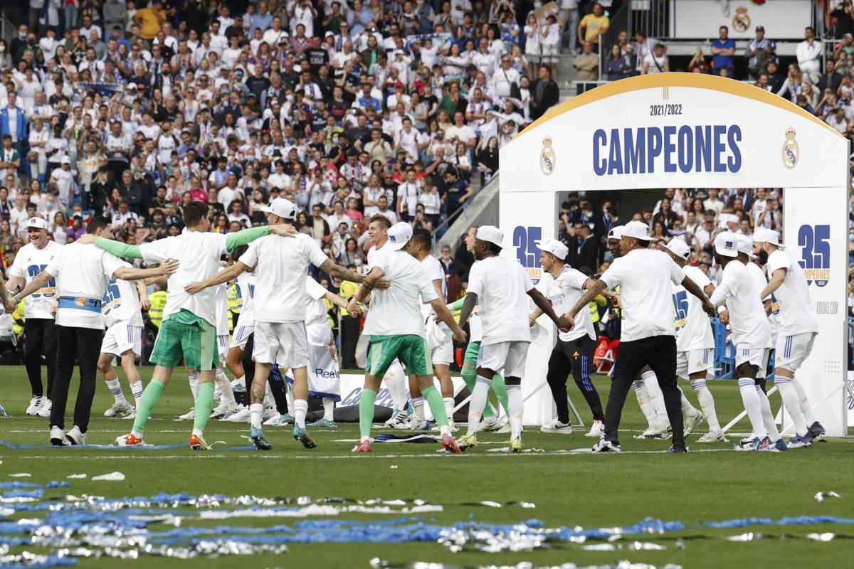 Los jugadores del Real Madrid celebran el título de Liga, al término del partido de Liga en Primera División ante el RCD Espanyol.