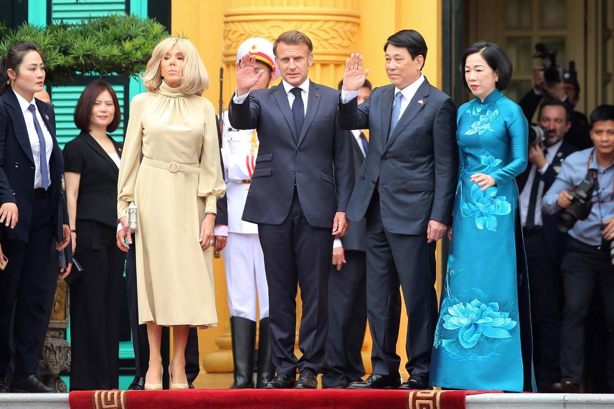 Macron y su esposa reaparecen sonrientes tras polémica por bofetada