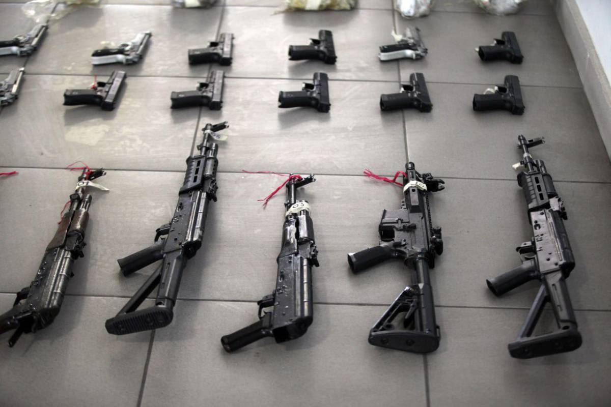 Bañadas en oro: el poderoso armamento decomisado por Honduras