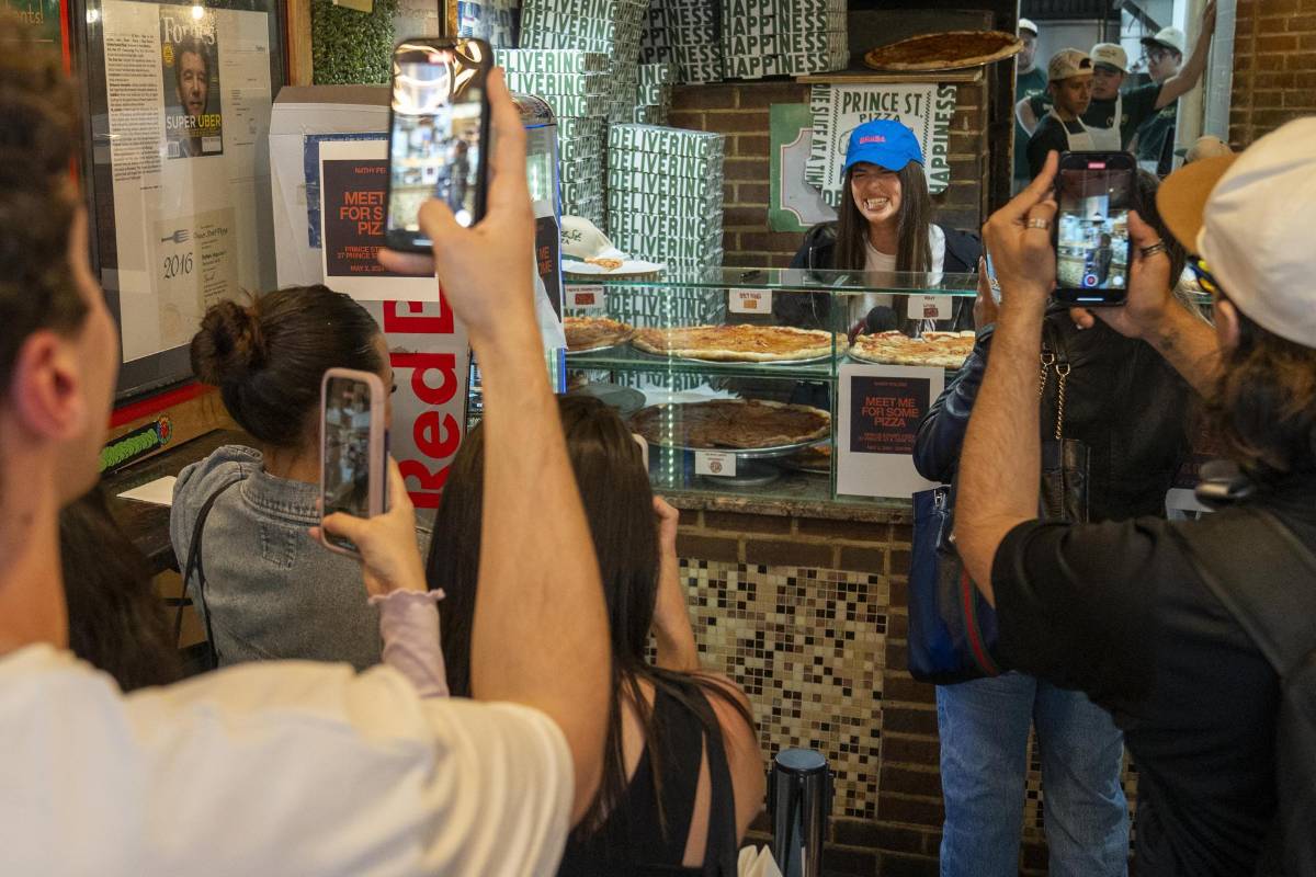 Nathy fue halagada por los fanáticos que ingresaron al establecimiento y aprovecharon a saludarla y tomarle fotos.
