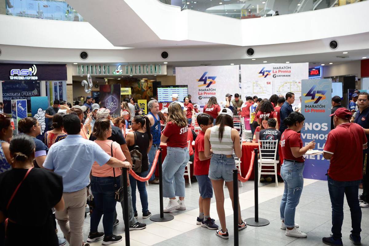 Cientos de personas acudieron para reclamar su kit en el Mall Galerías.
