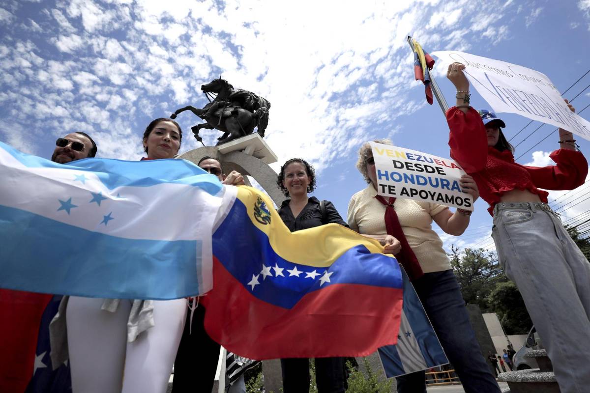 Venezolanos protestan en Tegucigalpa en contra del triunfo de Nicolás Maduro.