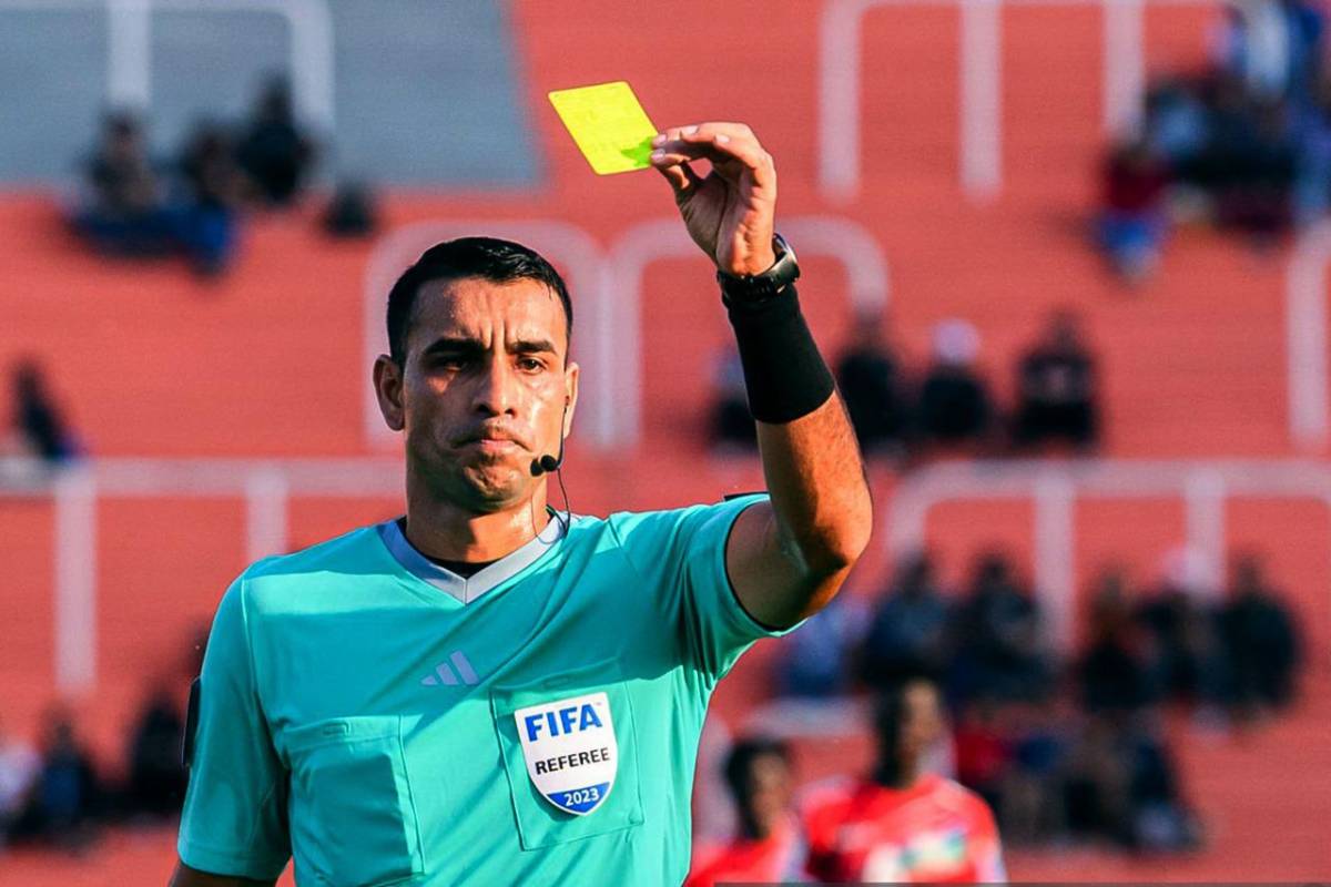 Juan Gabriel Calderón tuvo su debut internacional en el arbitraje en un partido de la Sub-17 de Honduras.