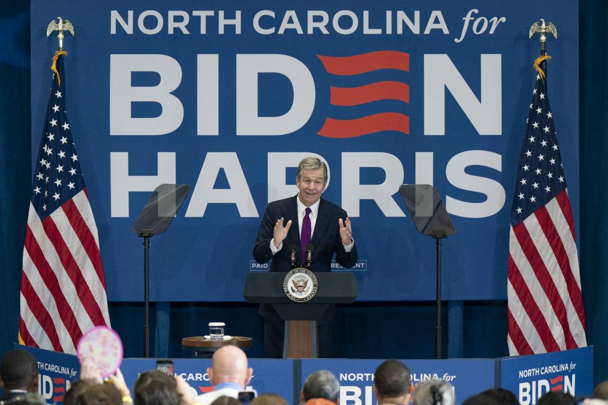 El gobernador de Carolina del Norte, Roy Cooper, durante un evento de campaña.