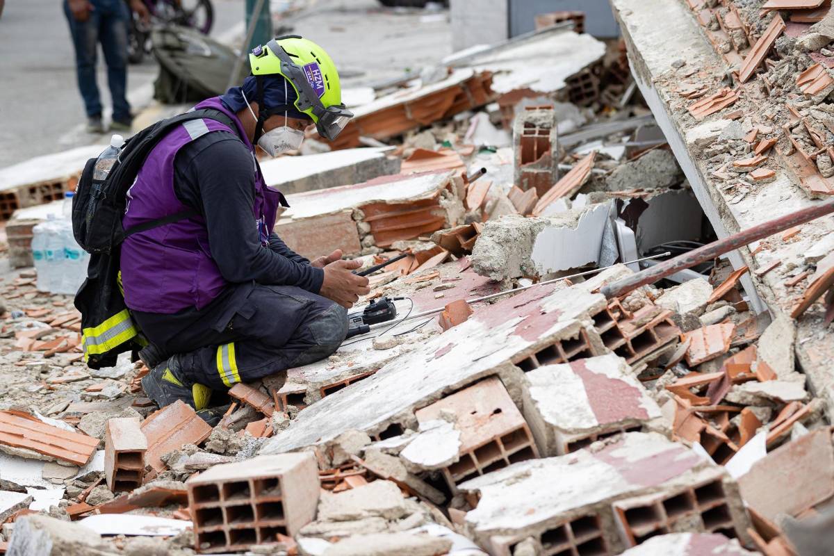 La desesperada búsqueda de sobrevivientes continúa tras los terremotos en Venezuela