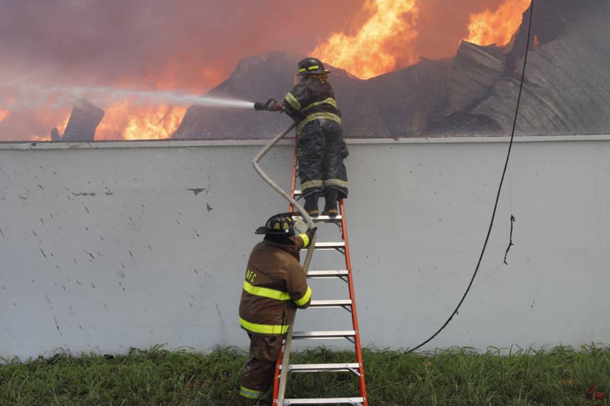 Impactantes imágenes del feroz incendio que arrasó con empresa en Choloma