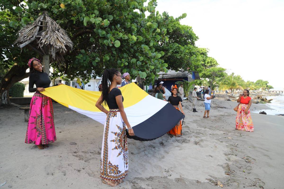 Imágenes: garífunas recrean su llegada a Honduras hace 228 años