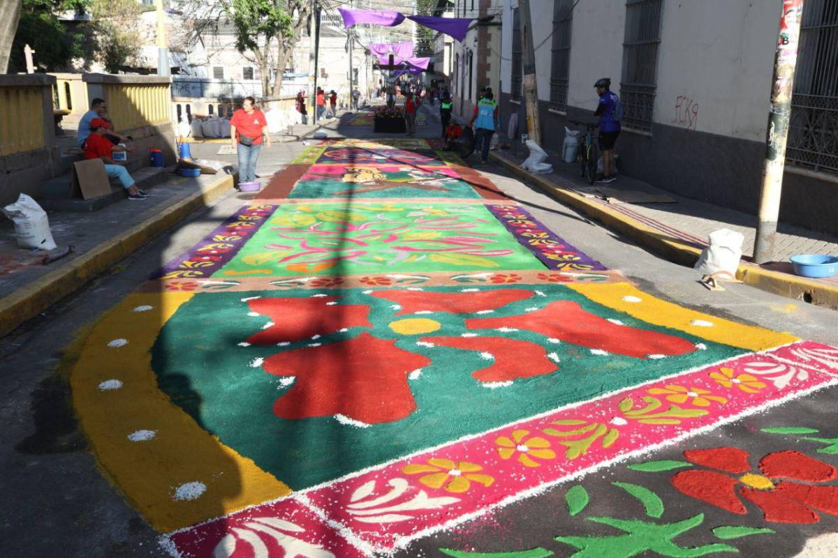 Coloridas y religiosas alfombras embellecen Comayagua en Semana Santa