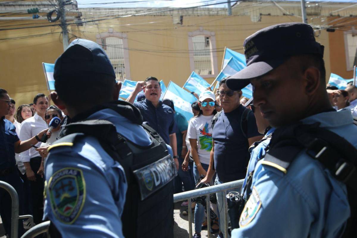 Tenso ambiente en el CNE en medio de recepción de ofertas para biometría