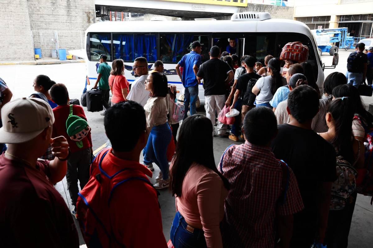 Autobuses a máxima capacidad por masiva salida de viajeros en Semana Santa