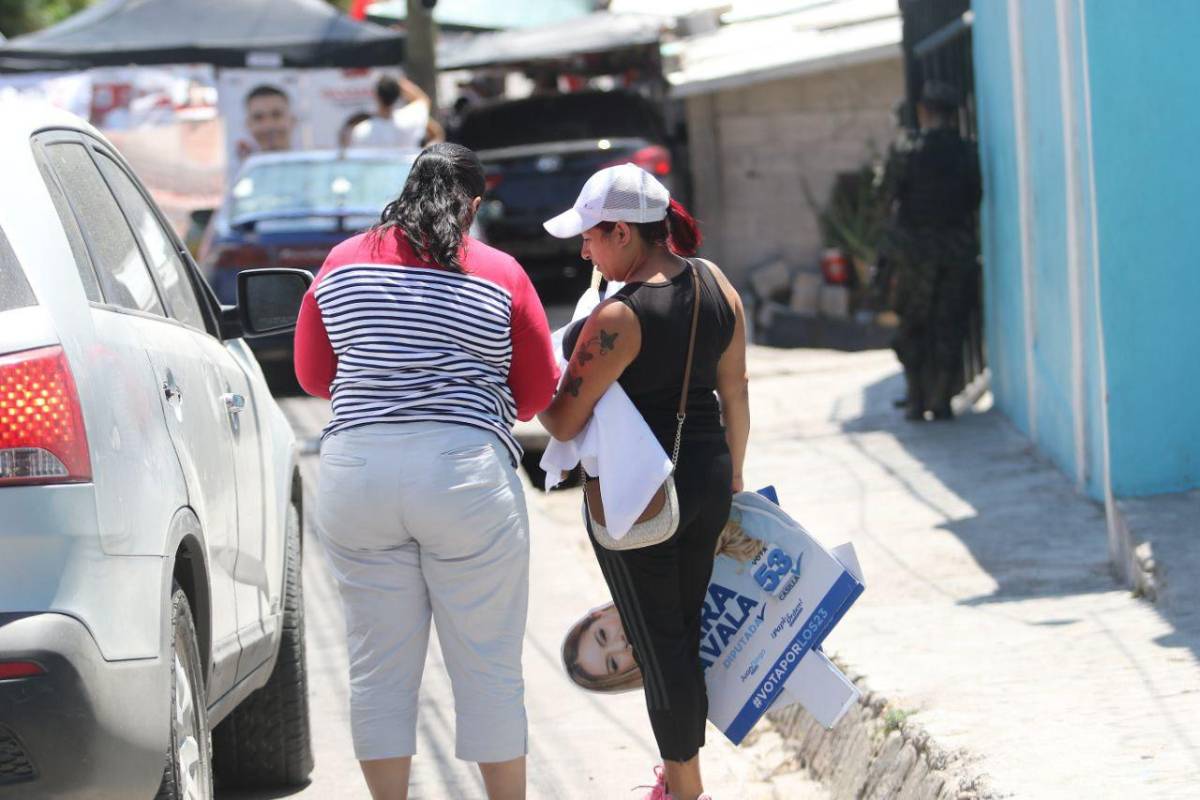 Reinstalan carpas con propaganda previo a elecciones en Tegucigalpa